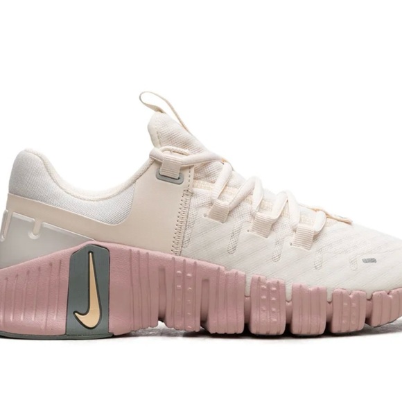 Nike Shoes - Nike Metcon 5 Women's Athletic Shoes for gym in Cream and Pink